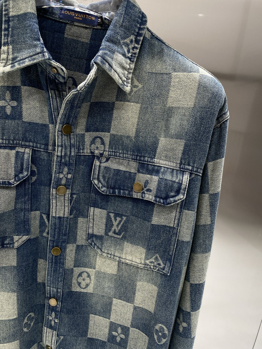 🌾《𝙉𝙚𝙬🤍🖤驴家》牛仔外套，经典的时尚新姿 满印的经典老花图案，复古又时尚，瞬间提升整体造型的辨识度。