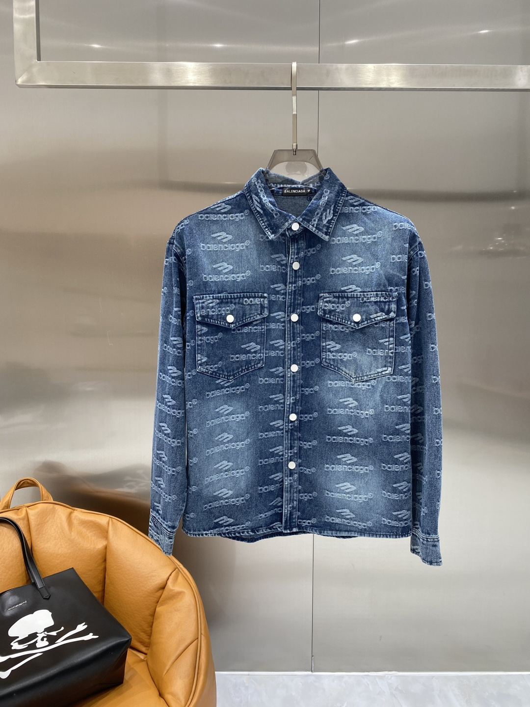 🌾《𝙉𝙚𝙬🤍🖤巴黎家》牛仔外套，经典的时尚新姿 满印的经典老花图案，复古又时尚，瞬间提升整体造型的辨识度