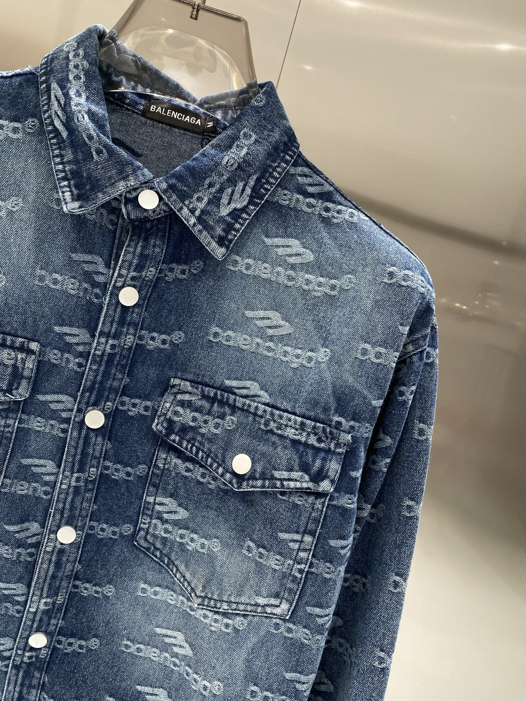 🌾《𝙉𝙚𝙬🤍🖤巴黎家》牛仔外套，经典的时尚新姿 满印的经典老花图案，复古又时尚，瞬间提升整体造型的辨识度