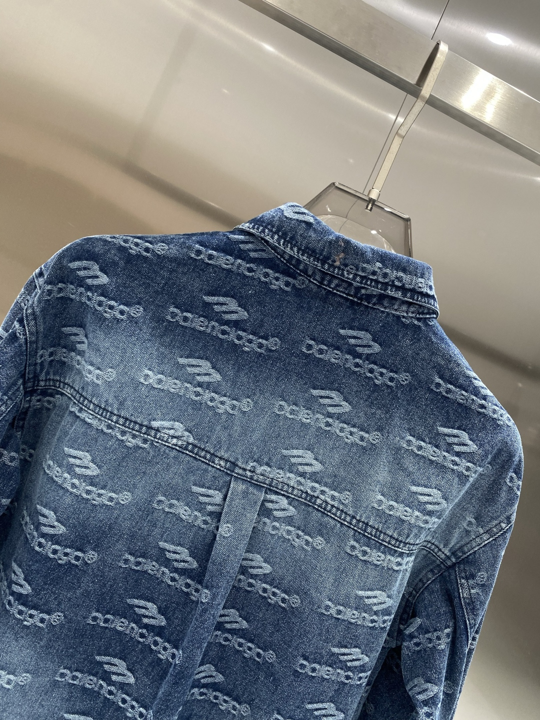 🌾《𝙉𝙚𝙬🤍🖤巴黎家》牛仔外套，经典的时尚新姿 满印的经典老花图案，复古又时尚，瞬间提升整体造型的辨识度
