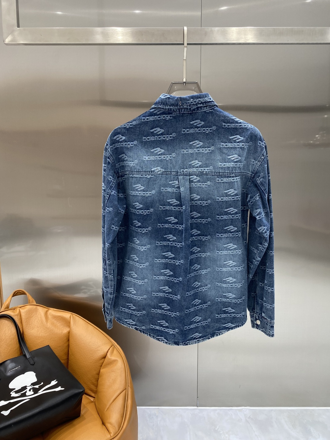 🌾《𝙉𝙚𝙬🤍🖤巴黎家》牛仔外套，经典的时尚新姿 满印的经典老花图案，复古又时尚，瞬间提升整体造型的辨识度