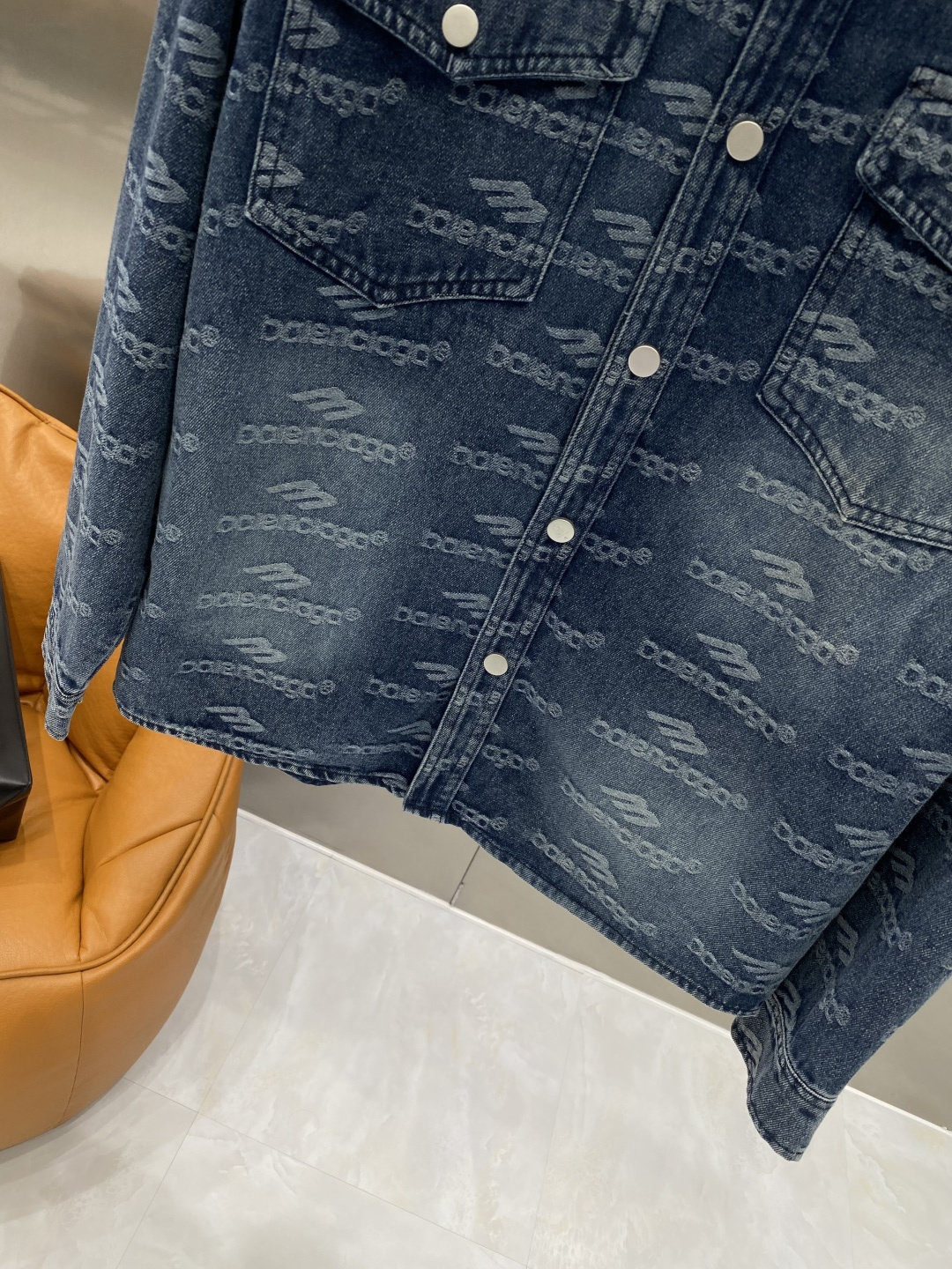 🌾《𝙉𝙚𝙬🤍🖤巴黎家》牛仔外套，经典的时尚新姿 满印的经典老花图案，复古又时尚，瞬间提升整体造型的辨识度