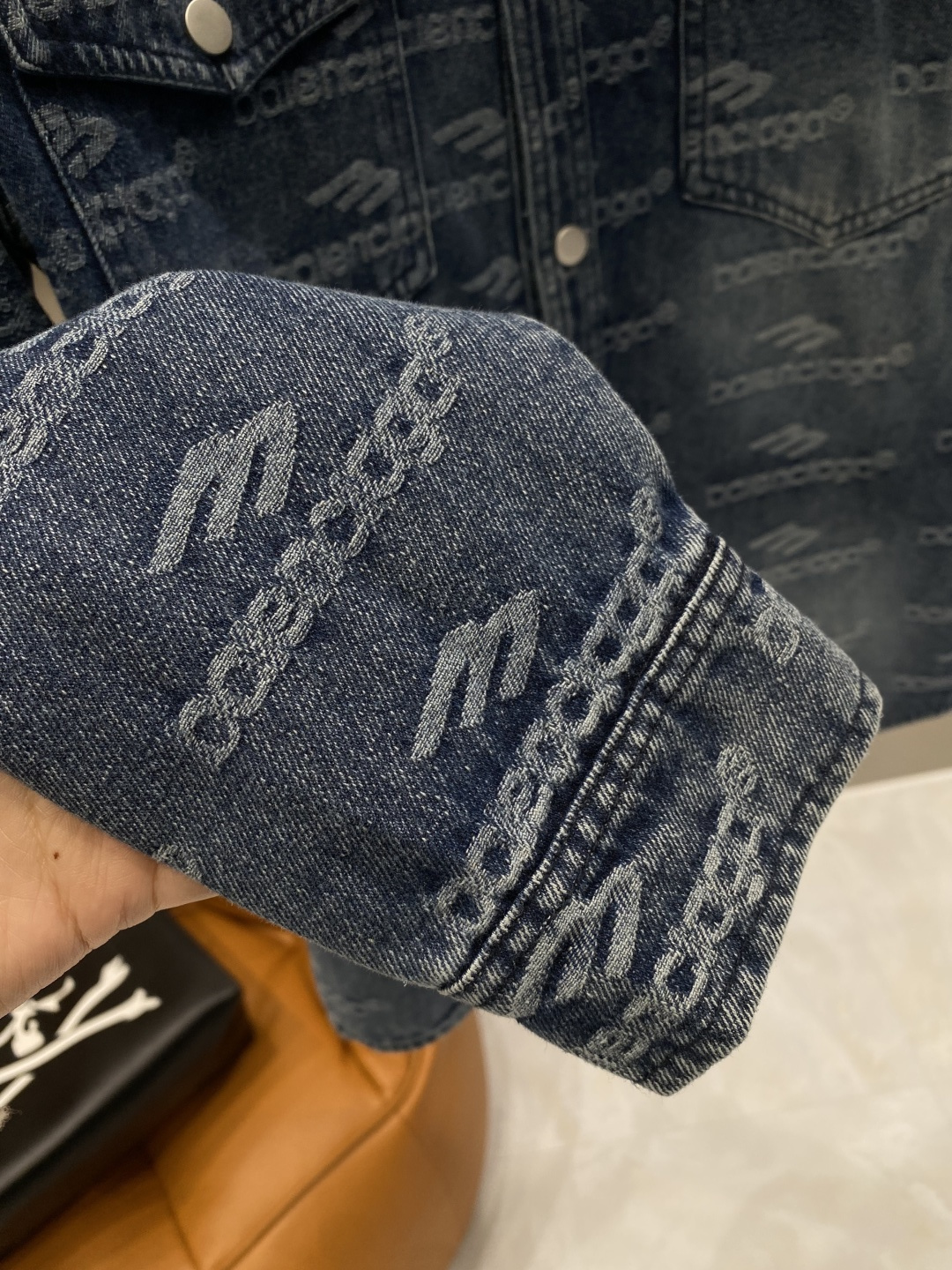 🌾《𝙉𝙚𝙬🤍🖤巴黎家》牛仔外套，经典的时尚新姿 满印的经典老花图案，复古又时尚，瞬间提升整体造型的辨识度