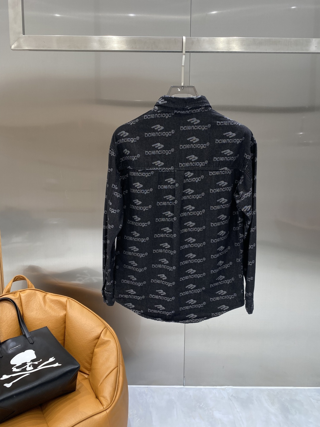 🌾《𝙉𝙚𝙬🤍🖤巴黎家》牛仔外套，经典的时尚新姿 满印的经典老花图案，复古又时尚，瞬间提升整体造型的辨识度