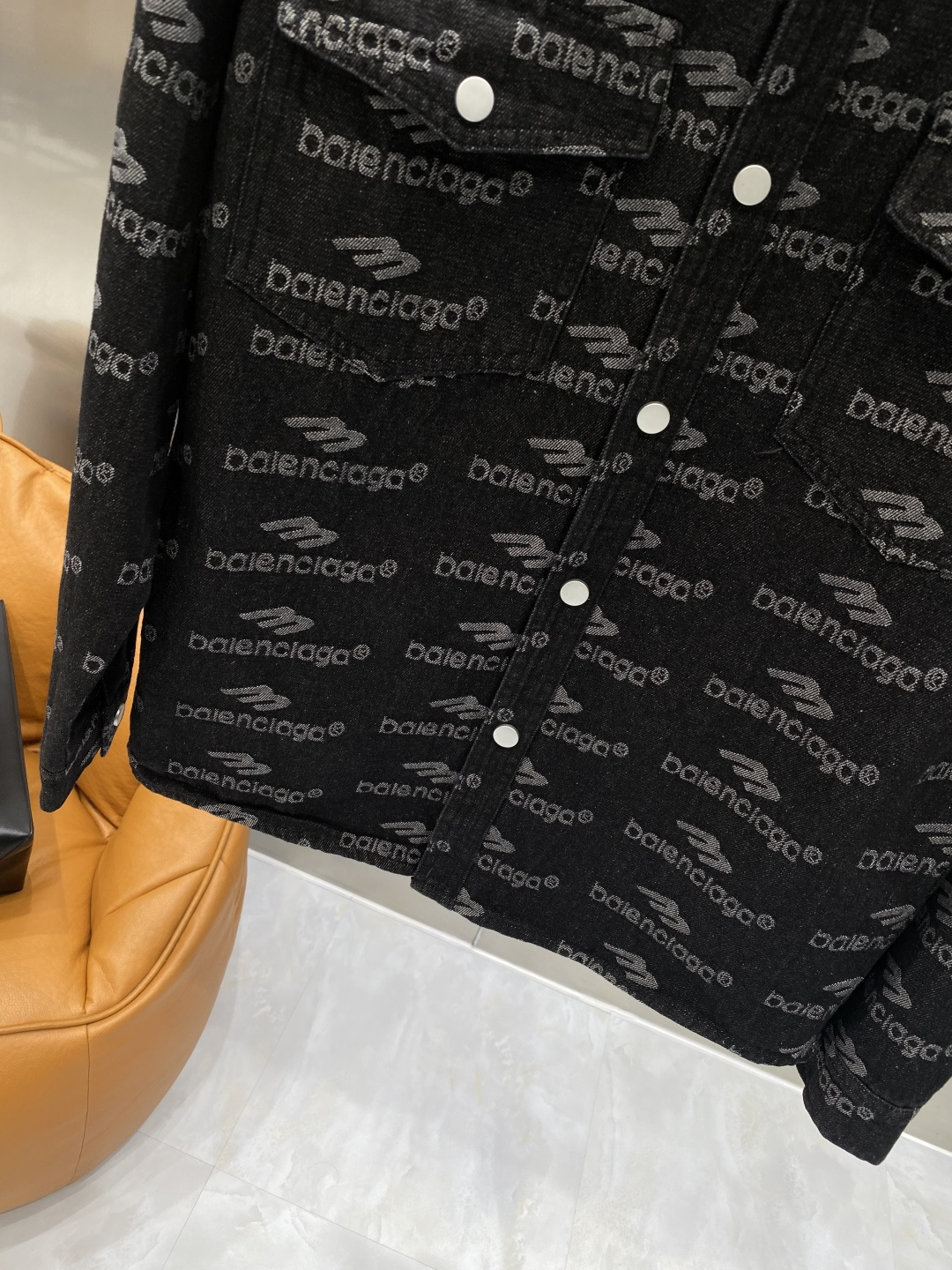 🌾《𝙉𝙚𝙬🤍🖤巴黎家》牛仔外套，经典的时尚新姿 满印的经典老花图案，复古又时尚，瞬间提升整体造型的辨识度