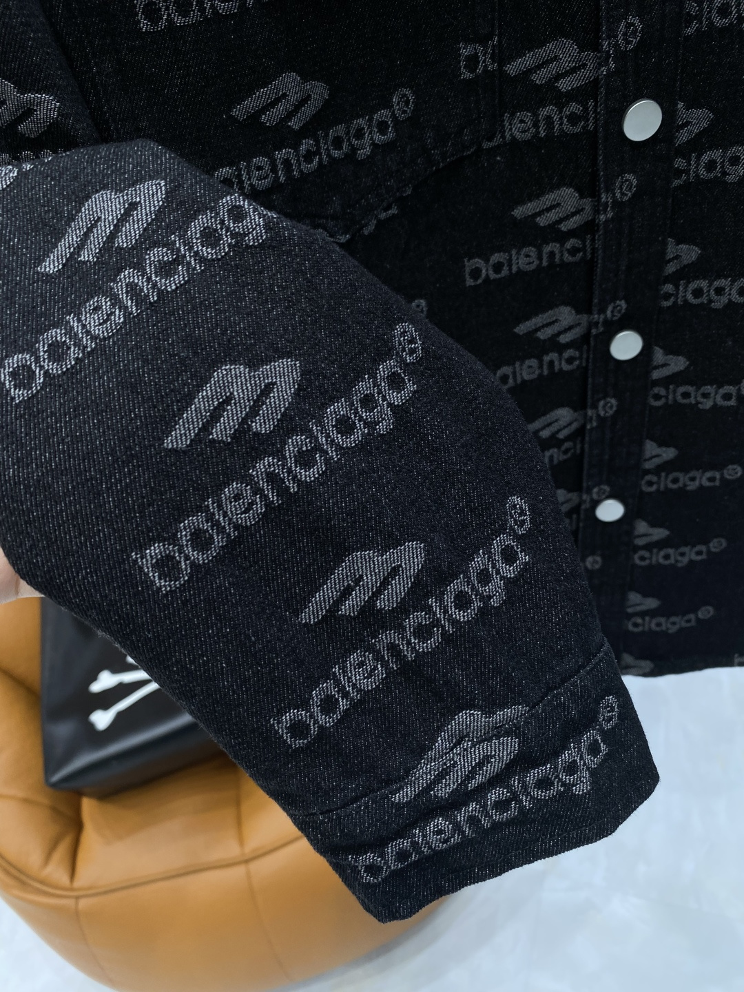 🌾《𝙉𝙚𝙬🤍🖤巴黎家》牛仔外套，经典的时尚新姿 满印的经典老花图案，复古又时尚，瞬间提升整体造型的辨识度