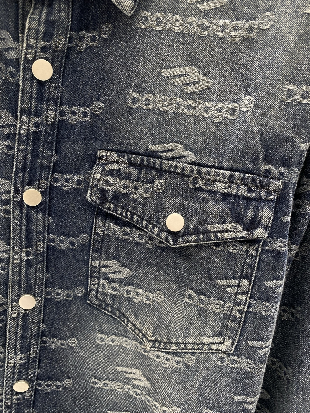 🌾《𝙉𝙚𝙬🤍🖤巴黎家》牛仔外套，经典的时尚新姿 满印的经典老花图案，复古又时尚，瞬间提升整体造型的辨识度