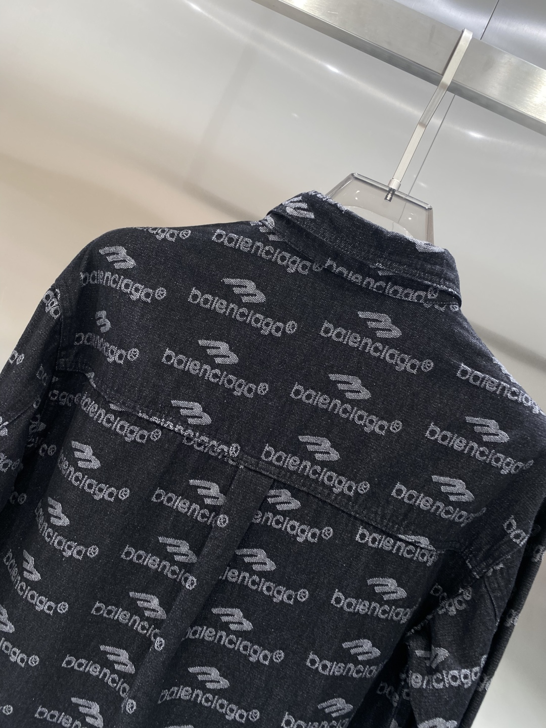 🌾《𝙉𝙚𝙬🤍🖤巴黎家》牛仔外套，经典的时尚新姿 满印的经典老花图案，复古又时尚，瞬间提升整体造型的辨识度