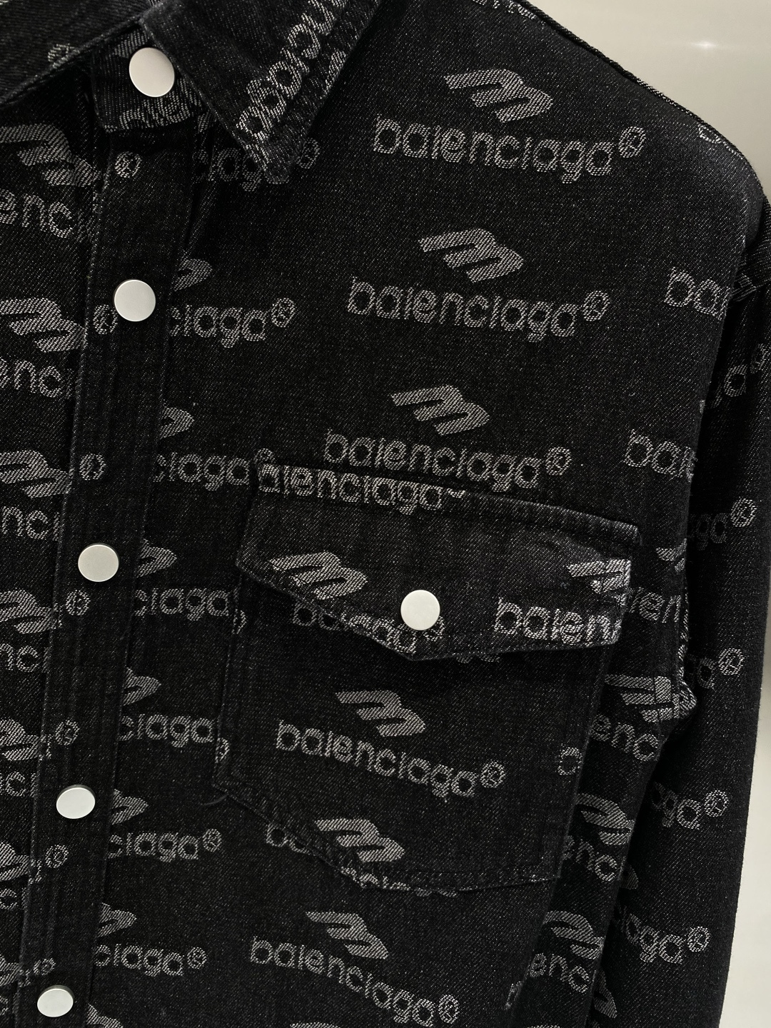 🌾《𝙉𝙚𝙬🤍🖤巴黎家》牛仔外套，经典的时尚新姿 满印的经典老花图案，复古又时尚，瞬间提升整体造型的辨识度