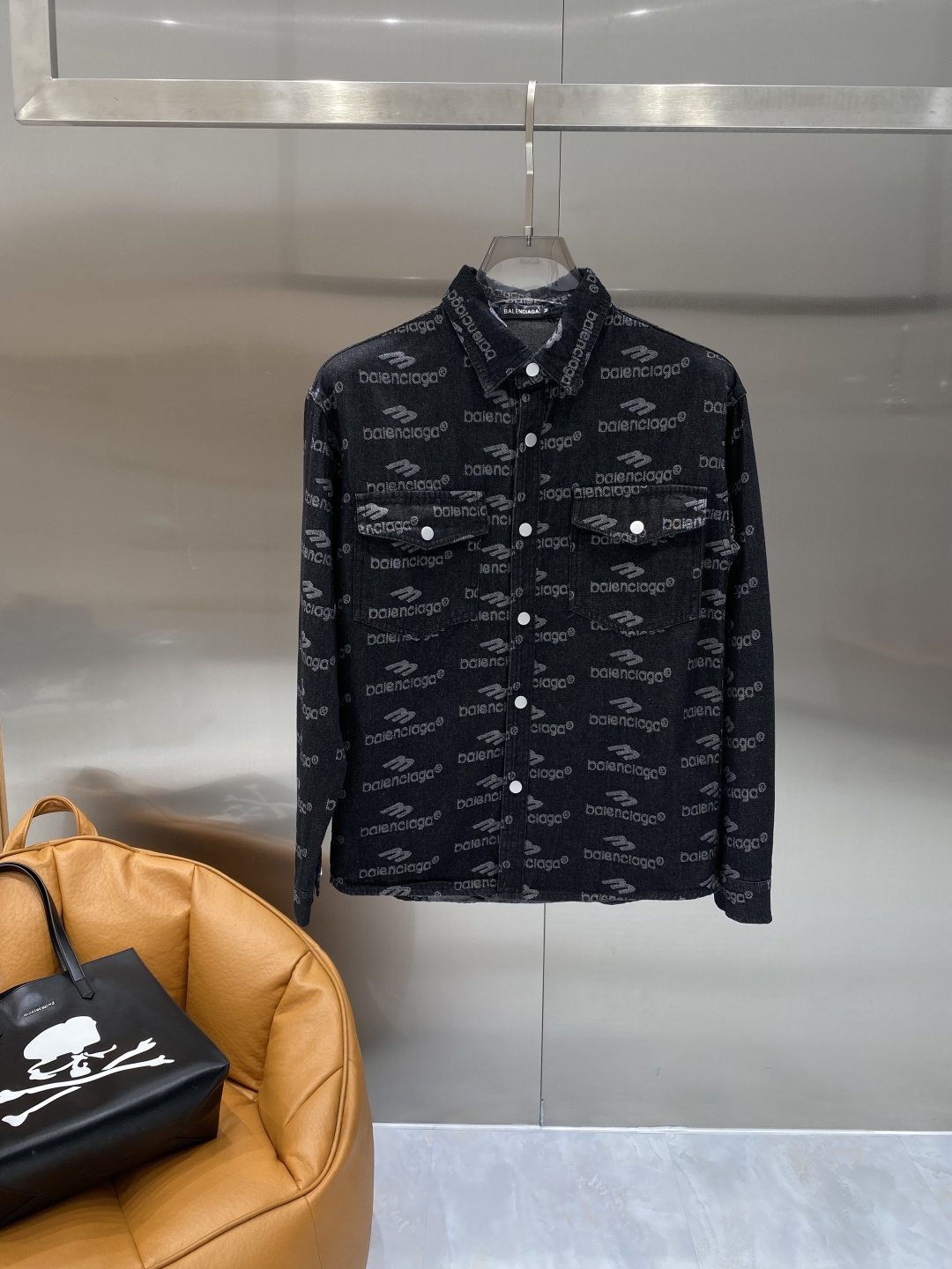 🌾《𝙉𝙚𝙬🤍🖤巴黎家》牛仔外套，经典的时尚新姿 满印的经典老花图案，复古又时尚，瞬间提升整体造型的辨识度