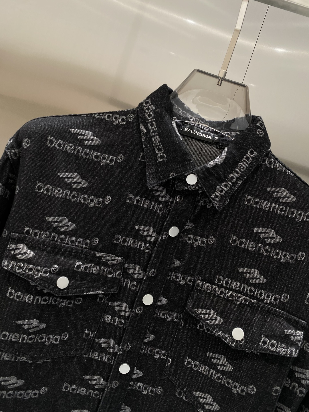 🌾《𝙉𝙚𝙬🤍🖤巴黎家》牛仔外套，经典的时尚新姿 满印的经典老花图案，复古又时尚，瞬间提升整体造型的辨识度