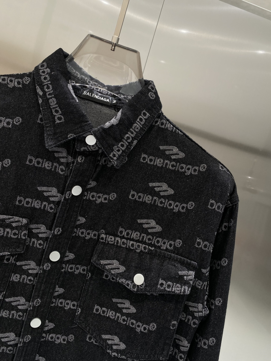 🌾《𝙉𝙚𝙬🤍🖤巴黎家》牛仔外套，经典的时尚新姿 满印的经典老花图案，复古又时尚，瞬间提升整体造型的辨识度