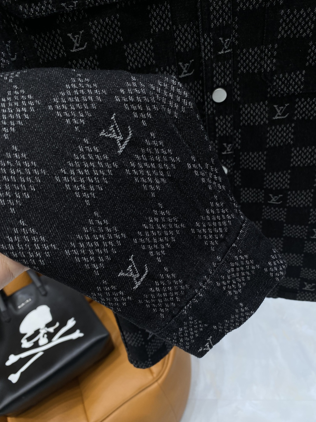 🌾《𝙉𝙚𝙬🤍🖤驴家》牛仔外套，经典的时尚新姿 满印的经典老花图案，复古又时尚，瞬间提升整体造型的辨识度。