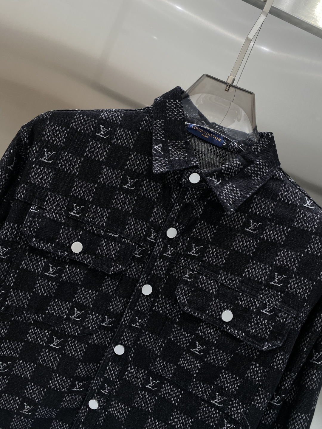 🌾《𝙉𝙚𝙬🤍🖤驴家》牛仔外套，经典的时尚新姿 满印的经典老花图案，复古又时尚，瞬间提升整体造型的辨识度。