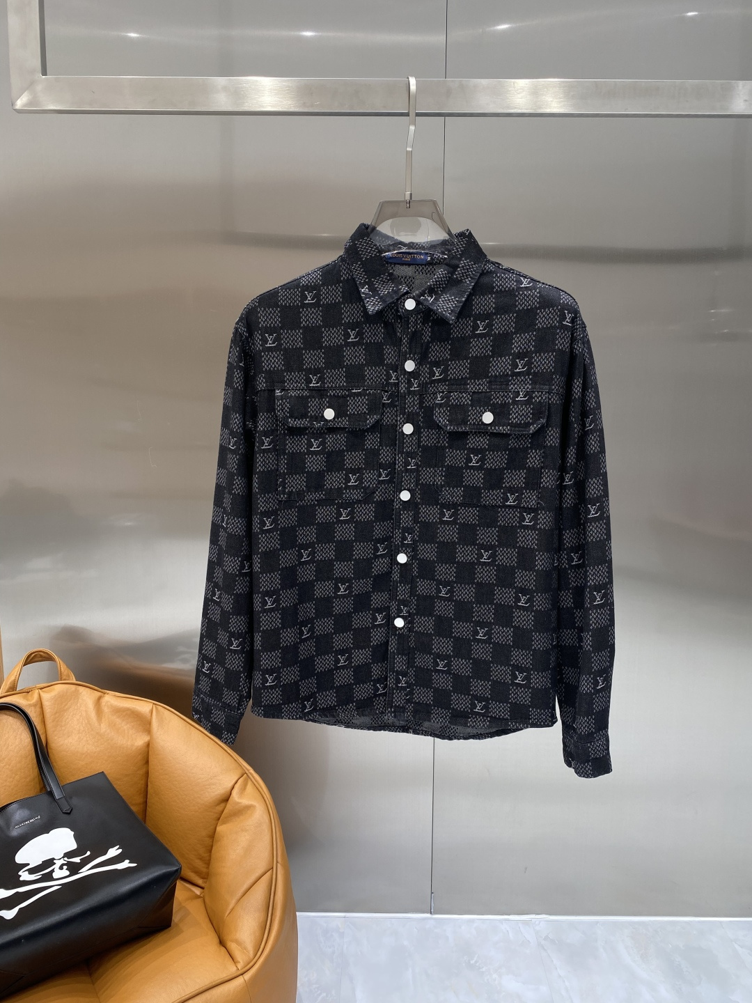 🌾《𝙉𝙚𝙬🤍🖤驴家》牛仔外套，经典的时尚新姿 满印的经典老花图案，复古又时尚，瞬间提升整体造型的辨识度。