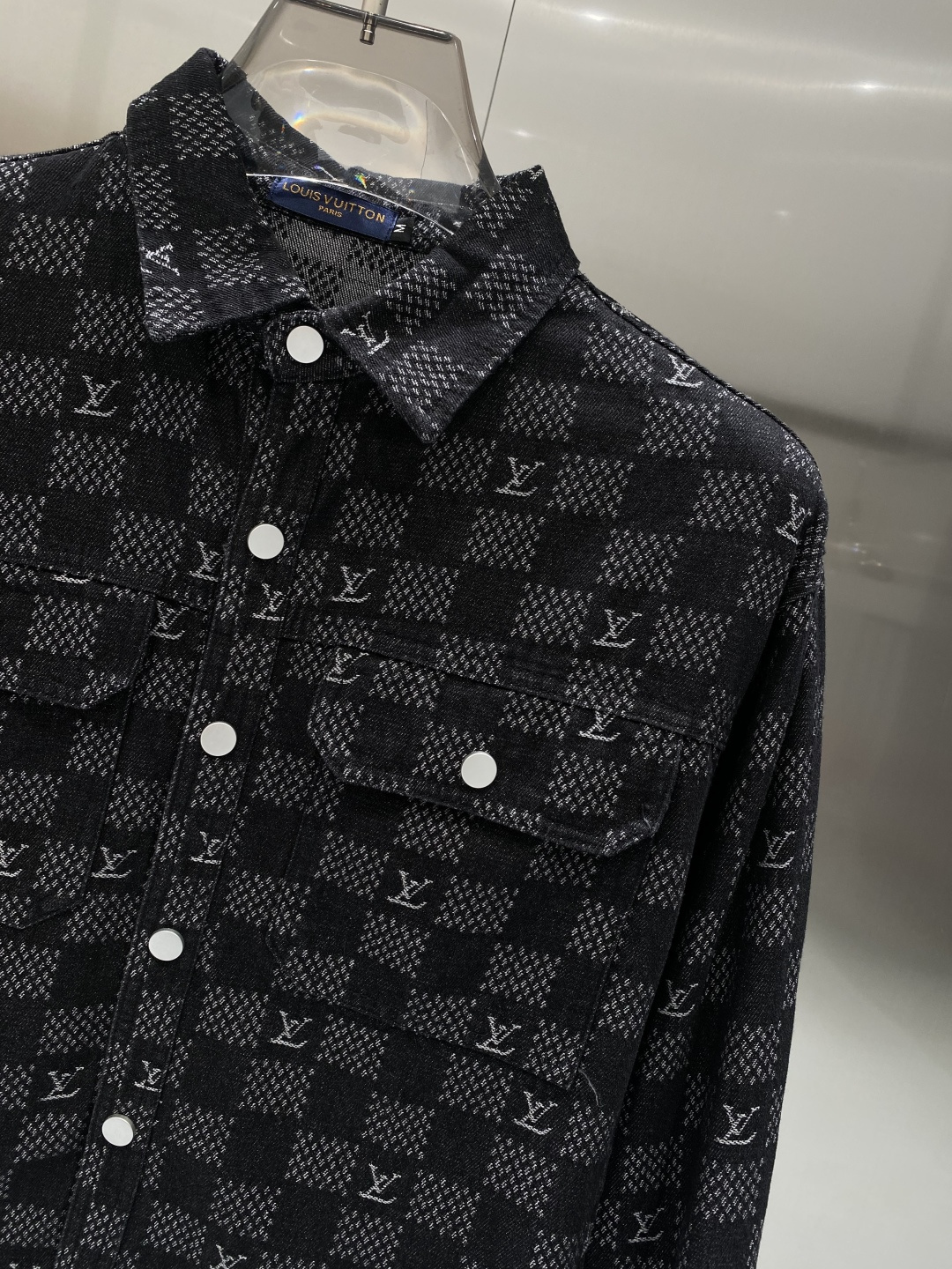 🌾《𝙉𝙚𝙬🤍🖤驴家》牛仔外套，经典的时尚新姿 满印的经典老花图案，复古又时尚，瞬间提升整体造型的辨识度。