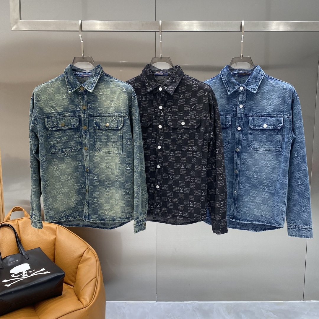 🌾《𝙉𝙚𝙬🤍🖤驴家》牛仔外套，经典的时尚新姿 满印的经典老花图案，复古又时尚，瞬间提升整体造型的辨识度。
