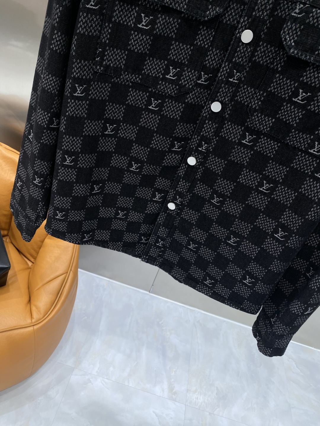 🌾《𝙉𝙚𝙬🤍🖤驴家》牛仔外套，经典的时尚新姿 满印的经典老花图案，复古又时尚，瞬间提升整体造型的辨识度。