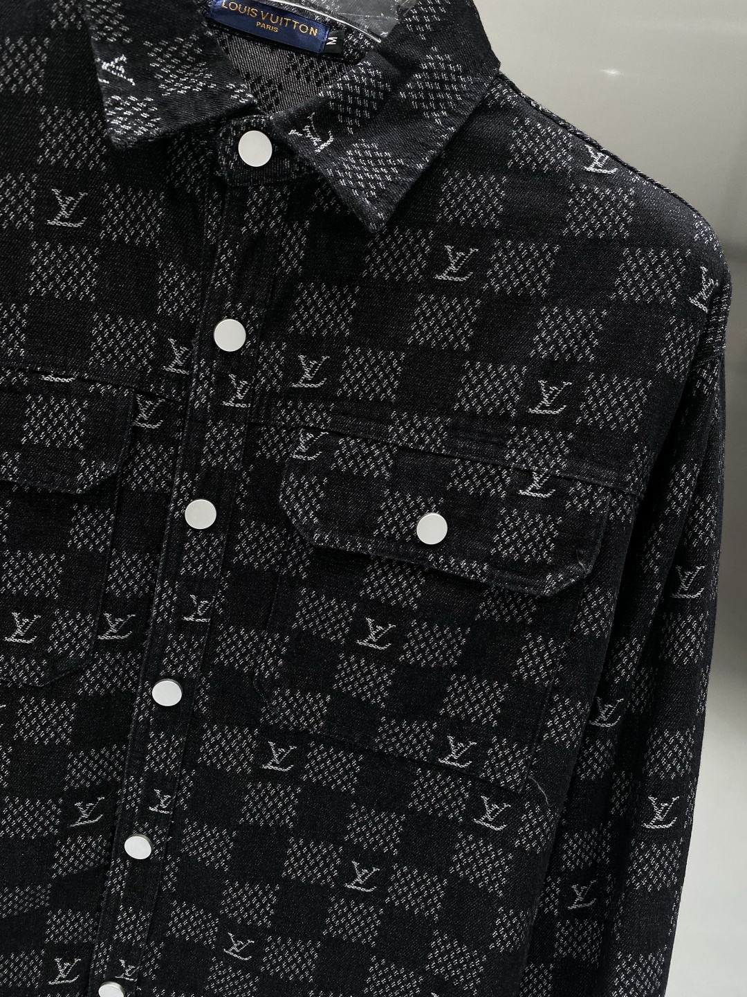 🌾《𝙉𝙚𝙬🤍🖤驴家》牛仔外套，经典的时尚新姿 满印的经典老花图案，复古又时尚，瞬间提升整体造型的辨识度。