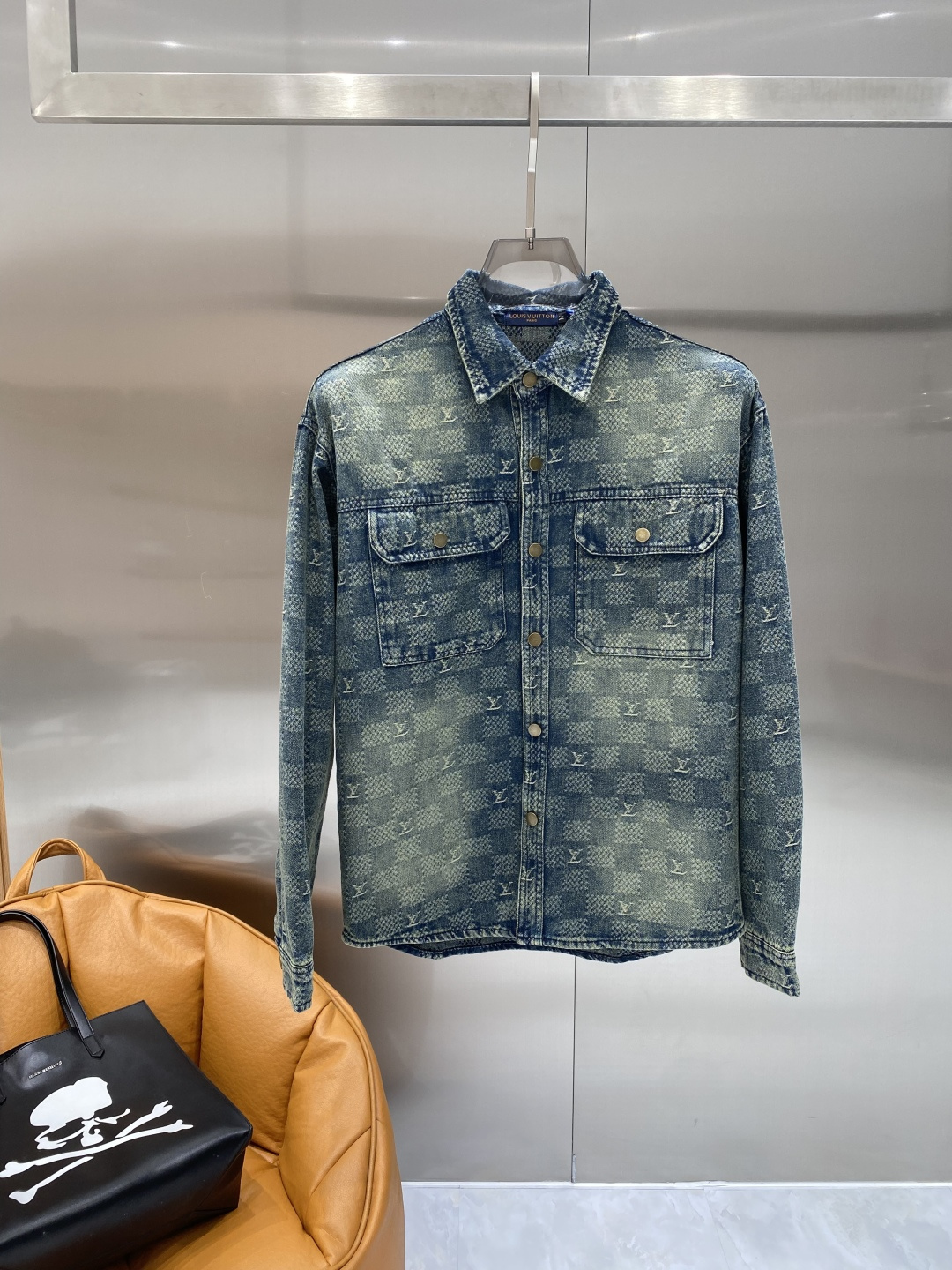 🌾《𝙉𝙚𝙬🤍🖤驴家》牛仔外套，经典的时尚新姿 满印的经典老花图案，复古又时尚，瞬间提升整体造型的辨识度。