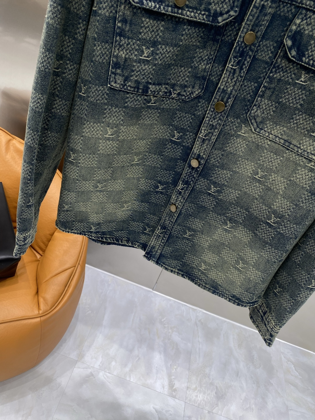 🌾《𝙉𝙚𝙬🤍🖤驴家》牛仔外套，经典的时尚新姿 满印的经典老花图案，复古又时尚，瞬间提升整体造型的辨识度。