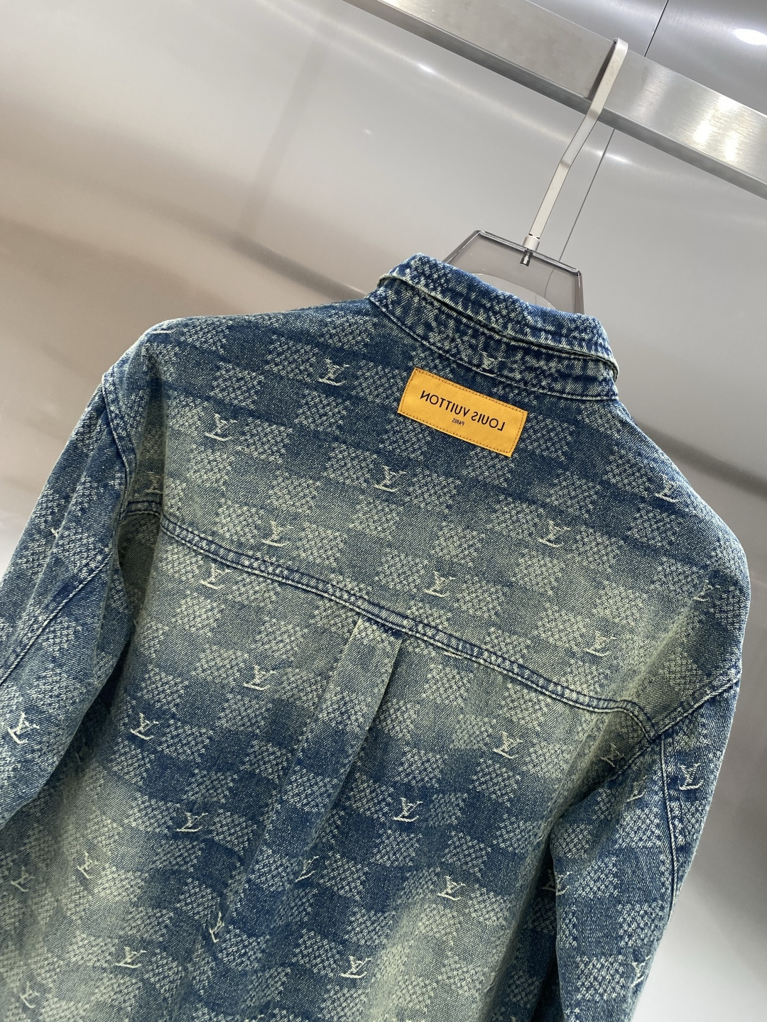 🌾《𝙉𝙚𝙬🤍🖤驴家》牛仔外套，经典的时尚新姿 满印的经典老花图案，复古又时尚，瞬间提升整体造型的辨识度。