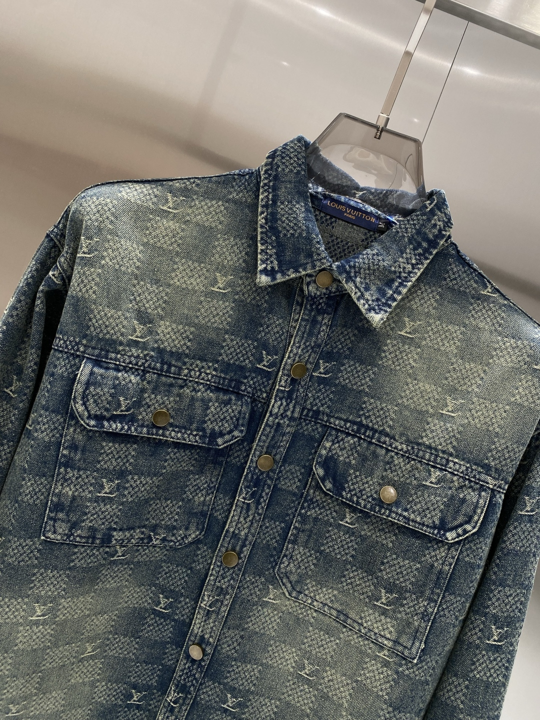 🌾《𝙉𝙚𝙬🤍🖤驴家》牛仔外套，经典的时尚新姿 满印的经典老花图案，复古又时尚，瞬间提升整体造型的辨识度。