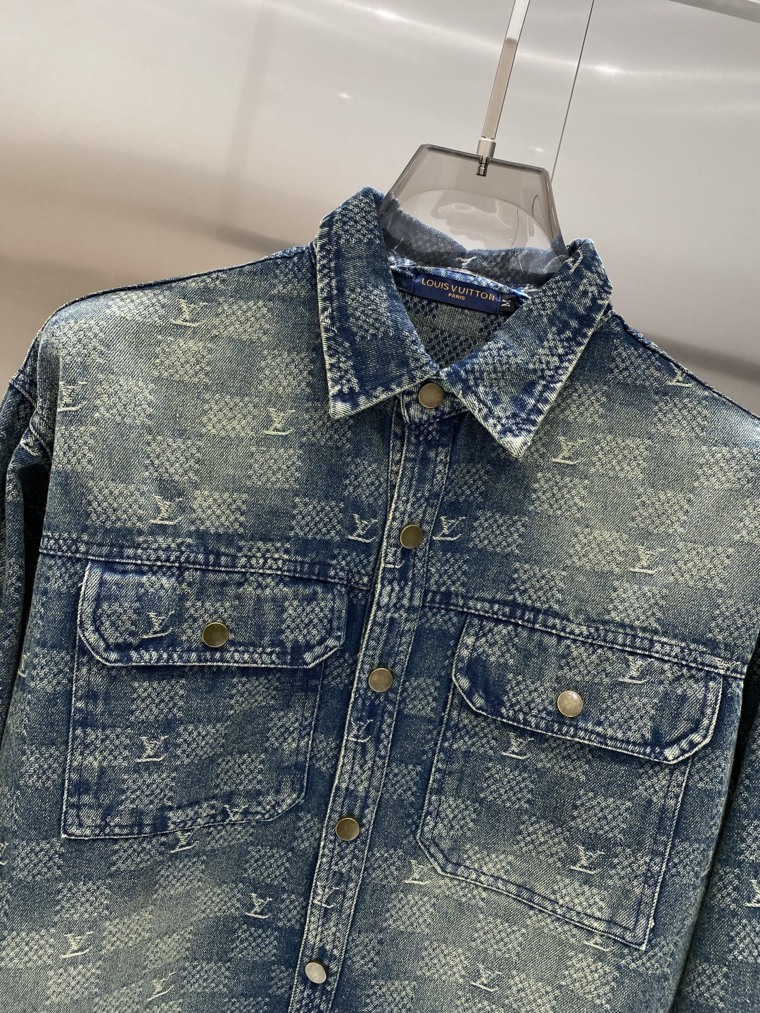 🌾《𝙉𝙚𝙬🤍🖤驴家》牛仔外套，经典的时尚新姿 满印的经典老花图案，复古又时尚，瞬间提升整体造型的辨识度。