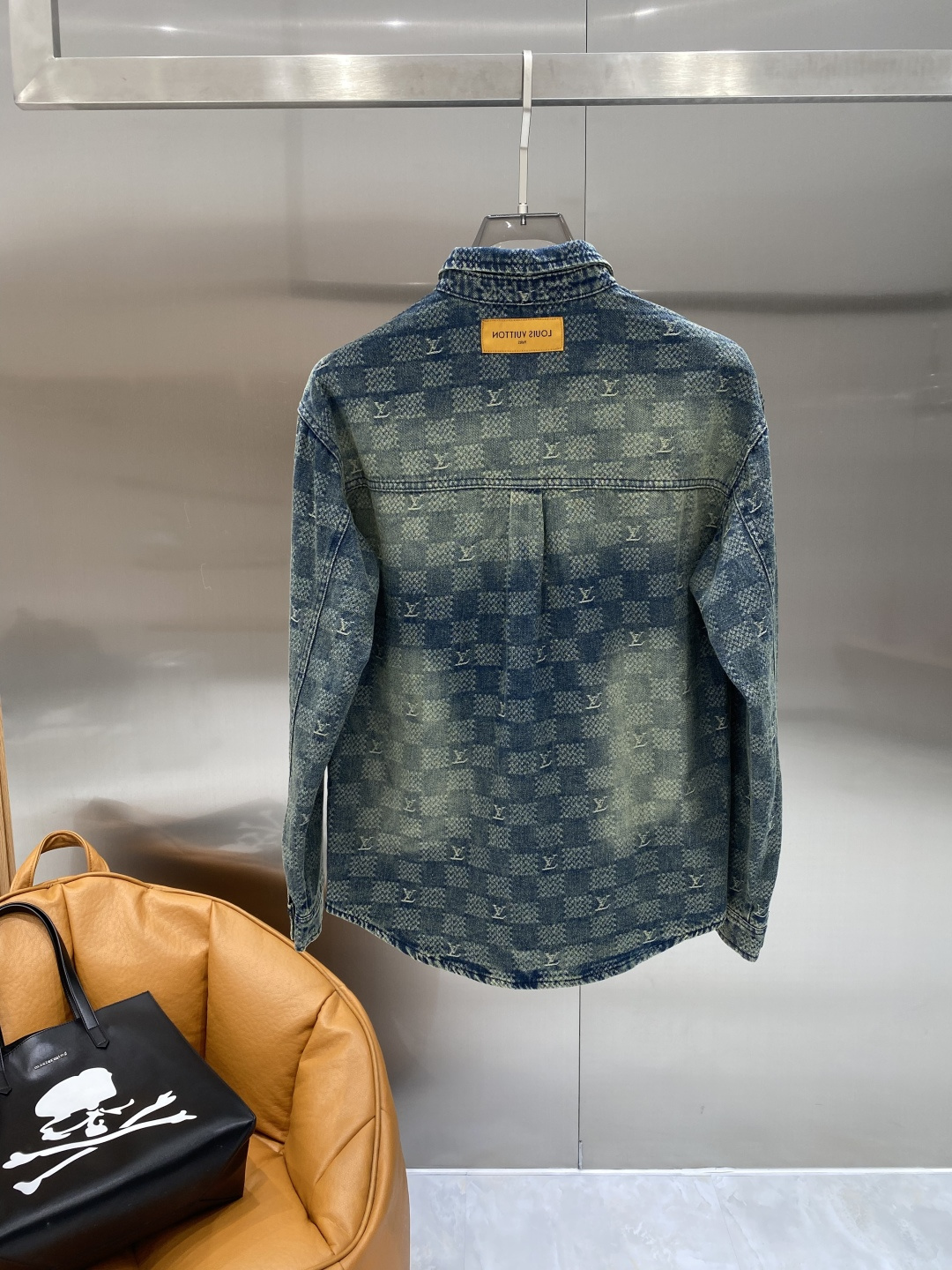 🌾《𝙉𝙚𝙬🤍🖤驴家》牛仔外套，经典的时尚新姿 满印的经典老花图案，复古又时尚，瞬间提升整体造型的辨识度。