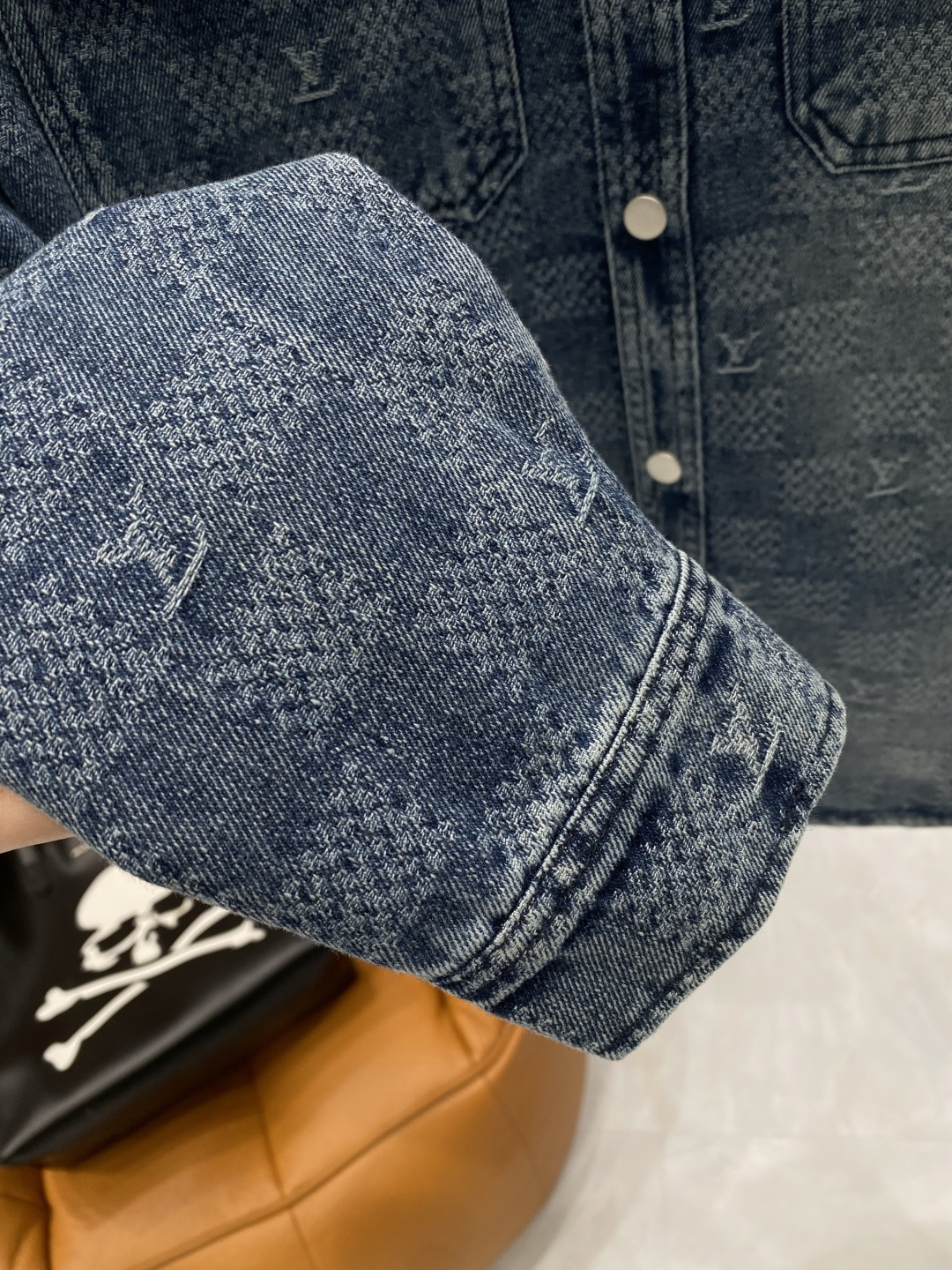 🌾《𝙉𝙚𝙬🤍🖤驴家》牛仔外套，经典的时尚新姿 满印的经典老花图案，复古又时尚，瞬间提升整体造型的辨识度。