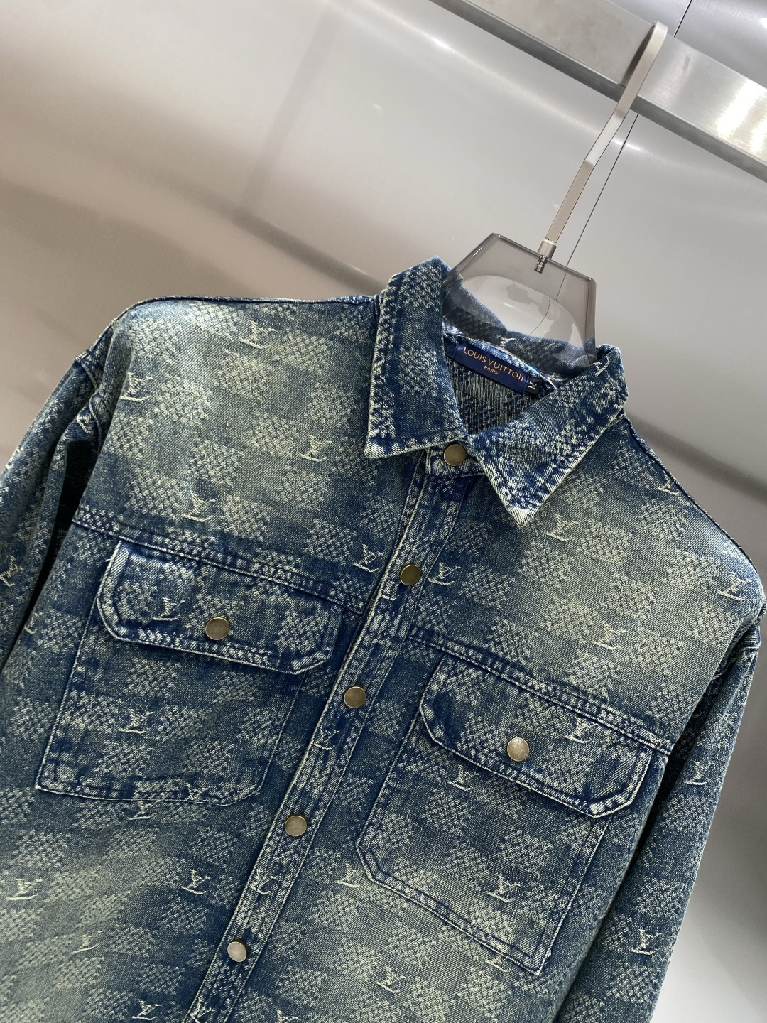 🌾《𝙉𝙚𝙬🤍🖤驴家》牛仔外套，经典的时尚新姿 满印的经典老花图案，复古又时尚，瞬间提升整体造型的辨识度。