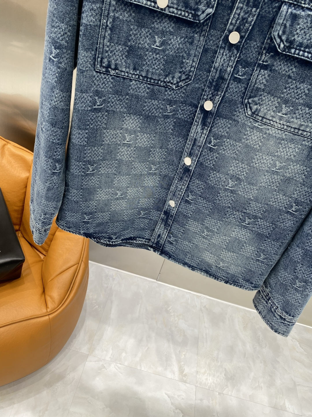 🌾《𝙉𝙚𝙬🤍🖤驴家》牛仔外套，经典的时尚新姿 满印的经典老花图案，复古又时尚，瞬间提升整体造型的辨识度。