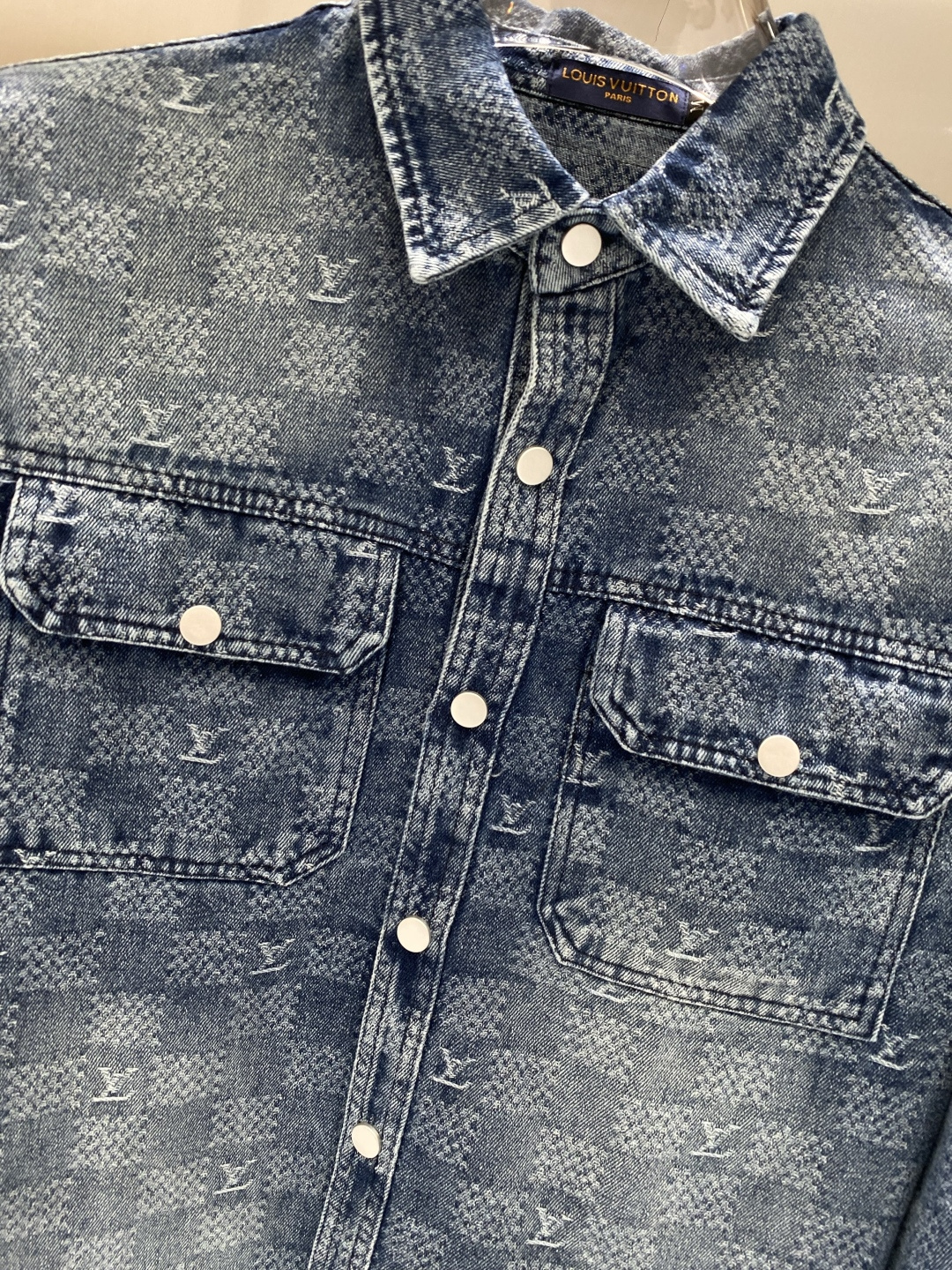 🌾《𝙉𝙚𝙬🤍🖤驴家》牛仔外套，经典的时尚新姿 满印的经典老花图案，复古又时尚，瞬间提升整体造型的辨识度。