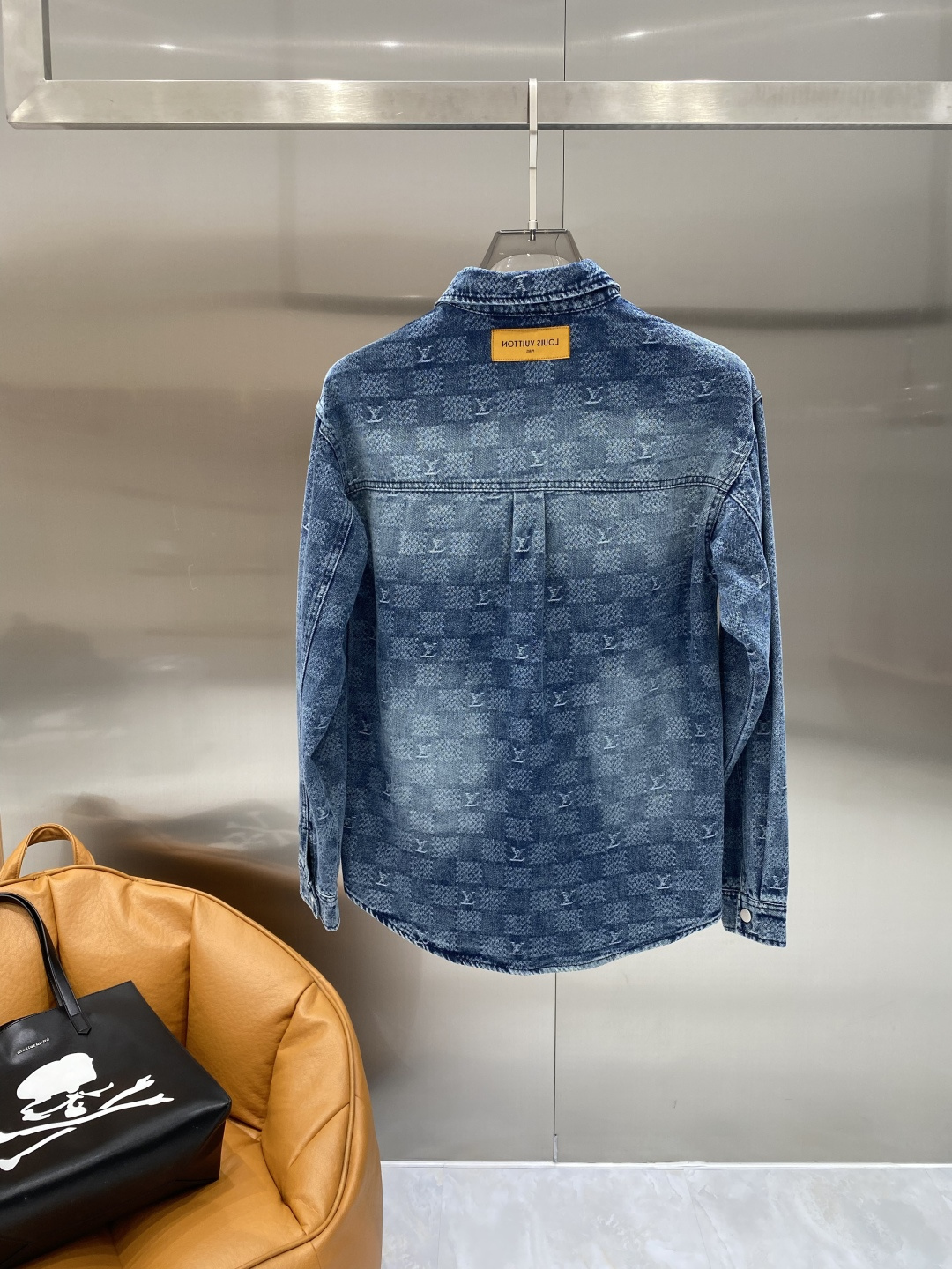 🌾《𝙉𝙚𝙬🤍🖤驴家》牛仔外套，经典的时尚新姿 满印的经典老花图案，复古又时尚，瞬间提升整体造型的辨识度。