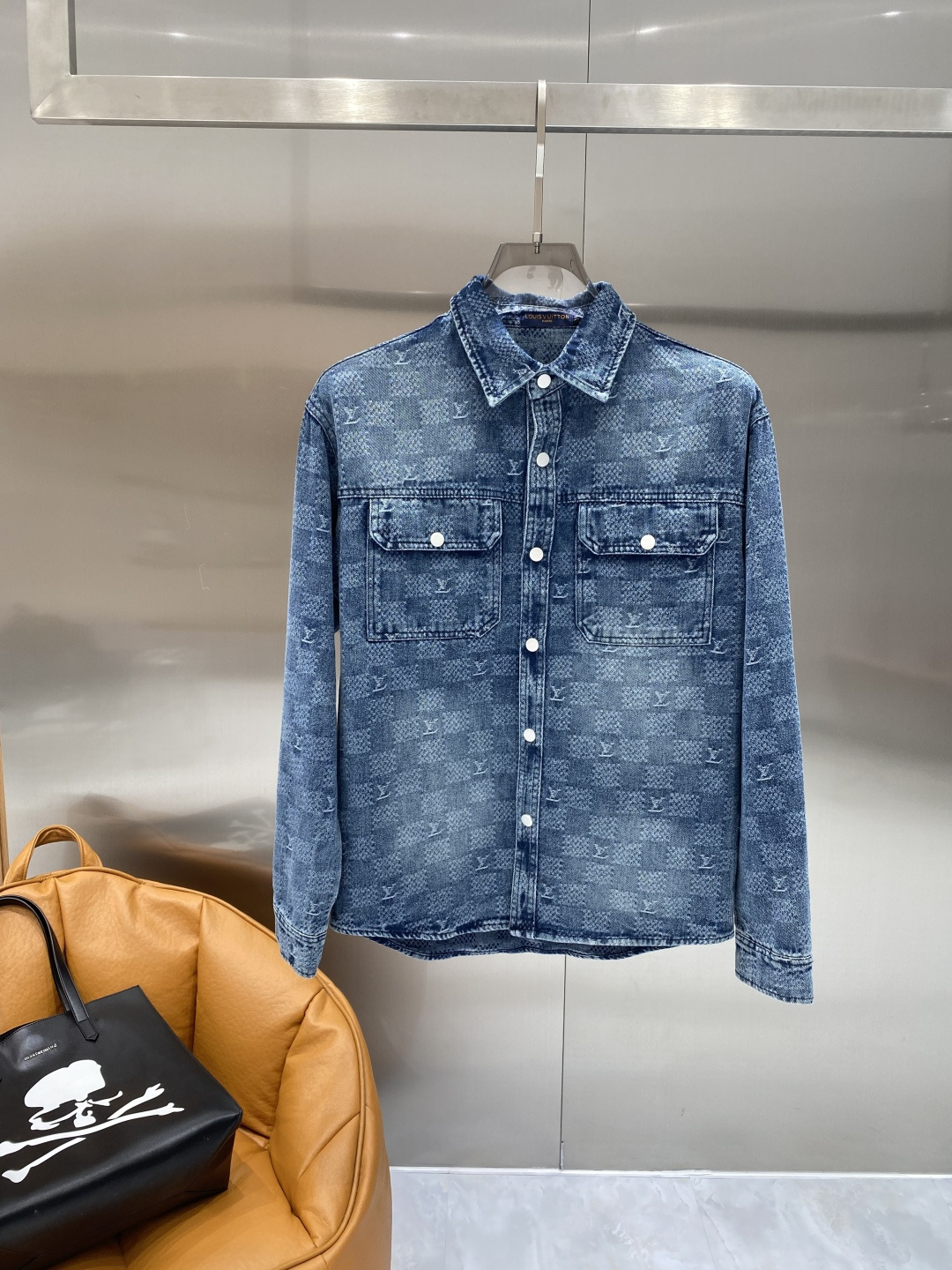 🌾《𝙉𝙚𝙬🤍🖤驴家》牛仔外套，经典的时尚新姿 满印的经典老花图案，复古又时尚，瞬间提升整体造型的辨识度。