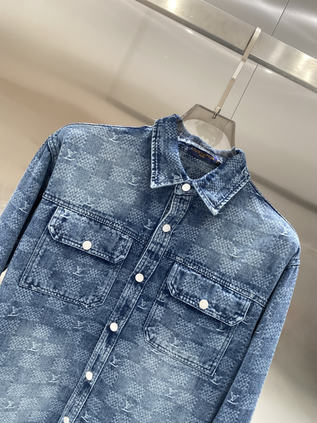 🌾《𝙉𝙚𝙬🤍🖤驴家》牛仔外套，经典的时尚新姿 满印的经典老花图案，复古又时尚，瞬间提升整体造型的辨识度。