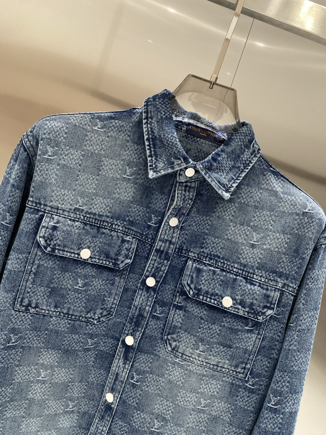 🌾《𝙉𝙚𝙬🤍🖤驴家》牛仔外套，经典的时尚新姿 满印的经典老花图案，复古又时尚，瞬间提升整体造型的辨识度。