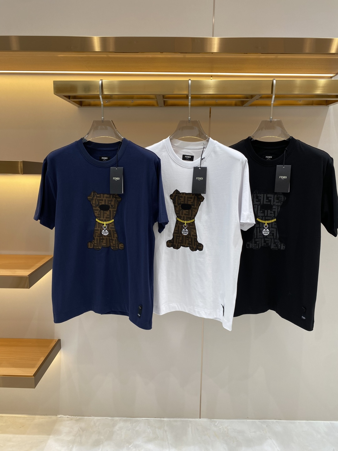 NO:726424,Support after-sales after-sales 'Fenjia' 2026ss new fashion casual round neck casual worsted short-sleeved design with luxurious classic elements!  There is not too much complicated craftsmanship. What is played is the fusion of design and materials. Simple European style. Counter sizes are S- XL. Next day, fendi, T-shirt,19860909支持年后售后 《芬家》 2026ss新品时尚休闲圆领休闲精纺短袖 奢华经典元素设计！没有过多复杂的工艺 玩的就是设计与材质的融合 简约的欧风 专柜尺码S- XL 隔天,,fendi,T-shirt,,Men's clothing