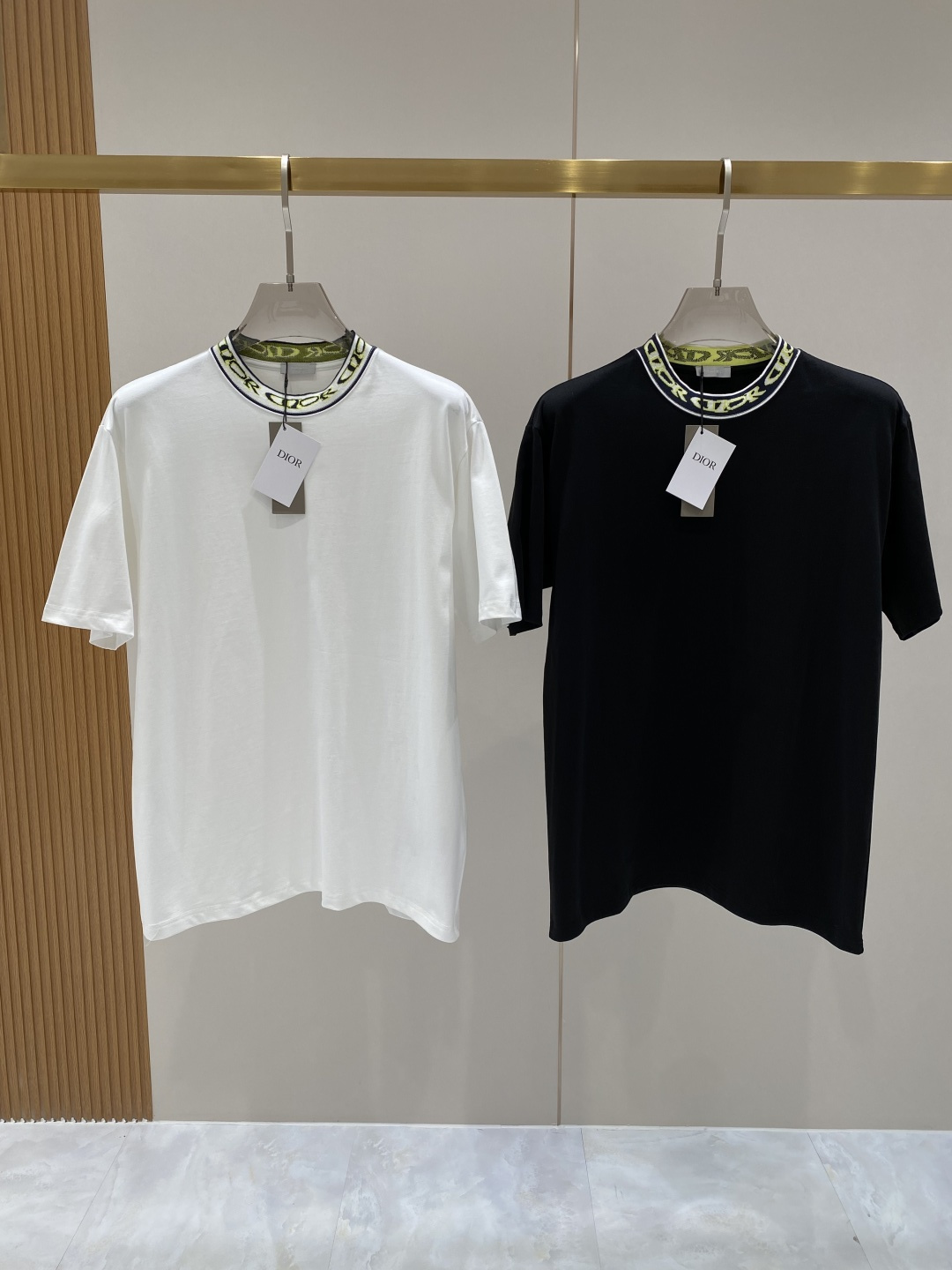 NO:726429,Support after-sales service after the year 'Dijia' 2026ss new fashion casual round neck casual worsted short sleeves luxury classic element design!  There is not too much complicated craftsmanship. It is about the integration of design and materials. Simple European style. Counter sizes are S- XL. Next day, dior, T-shirt,19860909支持年后售后 《迪家》 2026ss新品时尚休闲圆领休闲精纺短袖 奢华经典元素设计！没有过多复杂的工艺 玩的就是设计与材质的融合 简约的欧风 专柜尺码S- XL 隔天,,dior,T-shirt,,Men's clothing