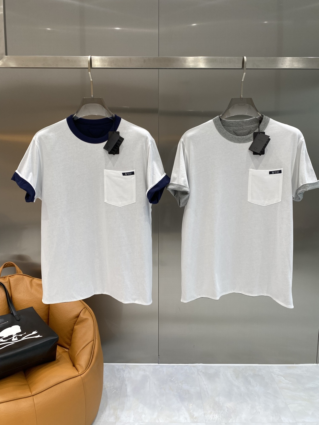 NO:726439,Support after-sales after-sales 'Pujia' 2026 new launch counter latest short-sleeved round neck T-shirt, high-end custom design, avant-garde and fashionable!  Brand logo craft design, high-end customized fabrics. Soft to the touch. Comfortable to wear. Counter-level exquisite stitching. Fine workmanship. The upper body effect is incomparably handsome!  A must-have item for a stylish man!  Size S-XL next day, prada, T-shirt, tees, t-shirt,19860909支持年后售后 《普家》 2026新款首发专柜最新款短袖圆领T恤 高端订制 设计前卫时尚！品牌logo工艺设计 高端定制面料.手感柔软.穿着舒适.专柜级别精致车线.做工精细.上身效果无敌帅气！型男必备单品！ 码数S-XL 隔天,,prada,T-shirt,tees，t-shirt,,Men's clothing