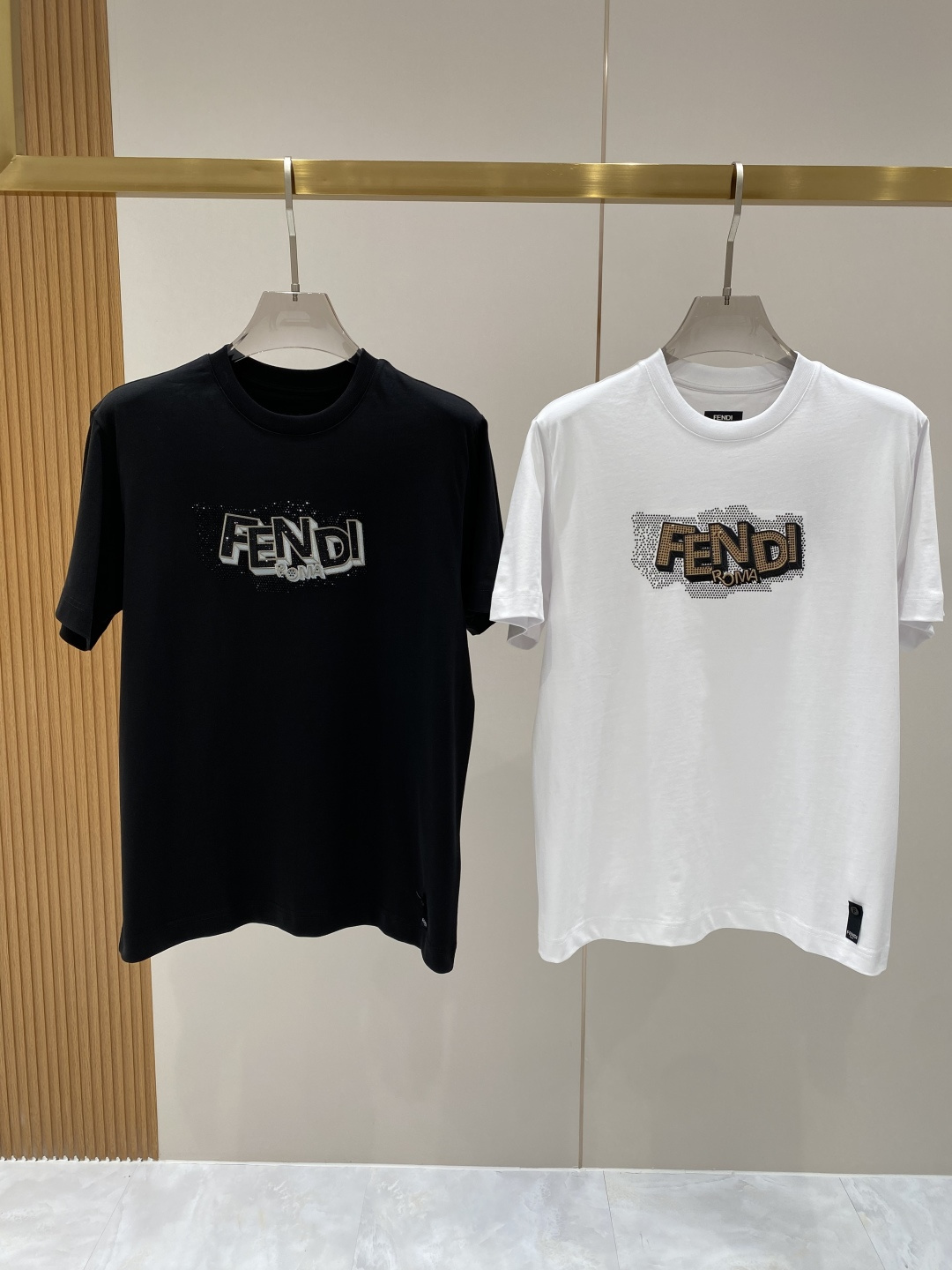 NO:726445,Support after-sales service after the year 'Fenjia' 2026 new launch counter latest short-sleeved round neck T-shirt high-end custom design avant-garde fashion!  Brand logo craft design, high-end customized fabrics. Soft to the touch. Comfortable to wear. Counter-level exquisite stitching. Fine workmanship. The upper body effect is incomparably handsome!  A must-have item for a stylish man!  Size S-XL next day, fendi, T-shirt, tees, t-shirt,19860909支持年后售后 《芬家》 2026新款首发专柜最新款短袖圆领T恤 高端订制 设计前卫时尚！品牌logo工艺设计 高端定制面料.手感柔软.穿着舒适.专柜级别精致车线.做工精细.上身效果无敌帅气！型男必备单品！ 码数S-XL 隔天,,fendi,T-shirt,tees，t-shirt,,Men's clothing