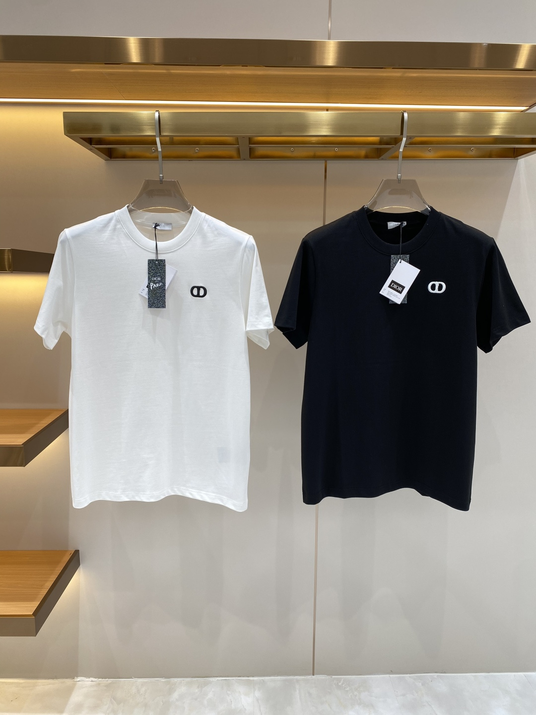 NO:726396,Support after-sales service after the year 'Dijia' 2026 new launch counter latest short-sleeved round neck T-shirt high-end custom design avant-garde fashion!  Brand logo craft design, high-end customized fabrics. Soft to the touch. Comfortable to wear. Counter-level exquisite stitching. Fine workmanship. The upper body effect is incomparably handsome!  A must-have item for a stylish man!  Size S-XL next day, dior, T-shirt, tees, t-shirt,19860909支持年后售后 《迪家》 2026新款首发专柜最新款短袖圆领T恤 高端订制 设计前卫时尚！品牌logo工艺设计 高端定制面料.手感柔软.穿着舒适.专柜级别精致车线.做工精细.上身效果无敌帅气！型男必备单品！ 码数S-XL 隔天,,dior,T-shirt,tees，t-shirt,,Men's clothing