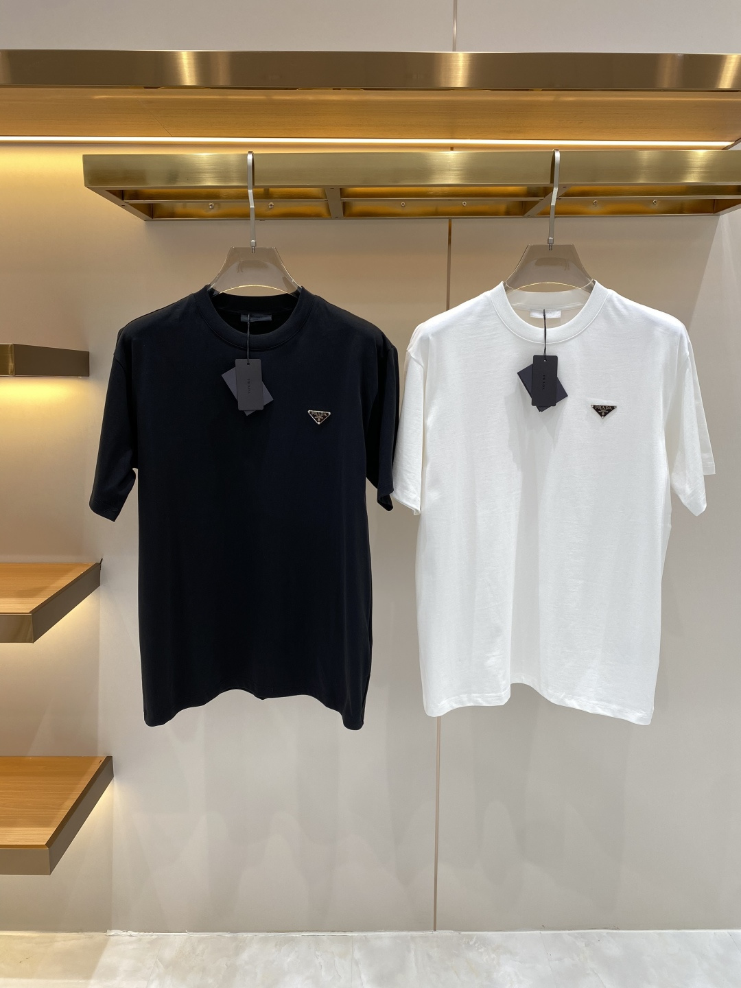 NO:726402,Support after-sales after-sales 'Pujia' 2026 new launch counter latest short-sleeved round neck T-shirt, high-end custom design, avant-garde and fashionable!  Brand logo craft design, high-end customized fabrics. Soft to the touch. Comfortable to wear. Counter-level exquisite stitching. Fine workmanship. The upper body effect is incomparably handsome!  A must-have item for a stylish man!  Size S-XL next day, prada, T-shirt, tees, t-shirt,19860909支持年后售后 《普家》 2026新款首发专柜最新款短袖圆领T恤 高端订制 设计前卫时尚！品牌logo工艺设计 高端定制面料.手感柔软.穿着舒适.专柜级别精致车线.做工精细.上身效果无敌帅气！型男必备单品！ 码数S-XL 隔天,,prada,T-shirt,tees，t-shirt,,Men's clothing