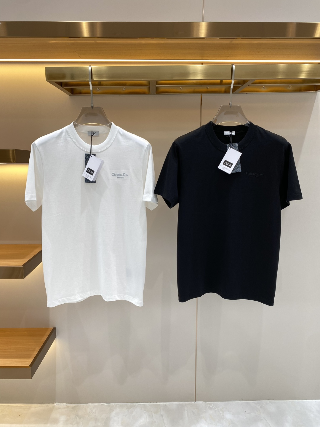 NO:726414,Support after-sales service after the year 'Dijia' 2026 new launch counter latest short-sleeved round neck T-shirt high-end custom design avant-garde fashion!  Brand logo craft design, high-end customized fabrics. Soft to the touch. Comfortable to wear. Counter-level exquisite stitching. Fine workmanship. The upper body effect is incomparably handsome!  A must-have item for a stylish man!  Size S-XL next day, dior, T-shirt, tees, t-shirt,19860909支持年后售后 《迪家》 2026新款首发专柜最新款短袖圆领T恤 高端订制 设计前卫时尚！品牌logo工艺设计 高端定制面料.手感柔软.穿着舒适.专柜级别精致车线.做工精细.上身效果无敌帅气！型男必备单品！ 码数S-XL 隔天,,dior,T-shirt,tees，t-shirt,,Men's clothing