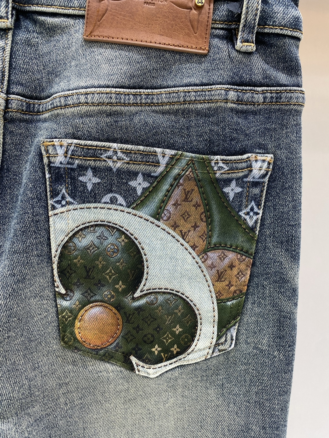 《𝙉𝙚𝙬🖤❤️驴家》2026春款重工水洗休闲牛仔裤，进口原版水洗弹力面料，舒适有弹性，独特设计，版型超正