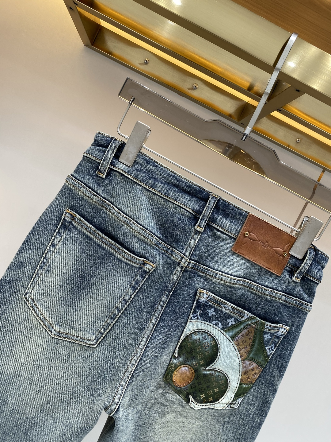 《𝙉𝙚𝙬🖤❤️驴家》2026春款重工水洗休闲牛仔裤，进口原版水洗弹力面料，舒适有弹性，独特设计，版型超正