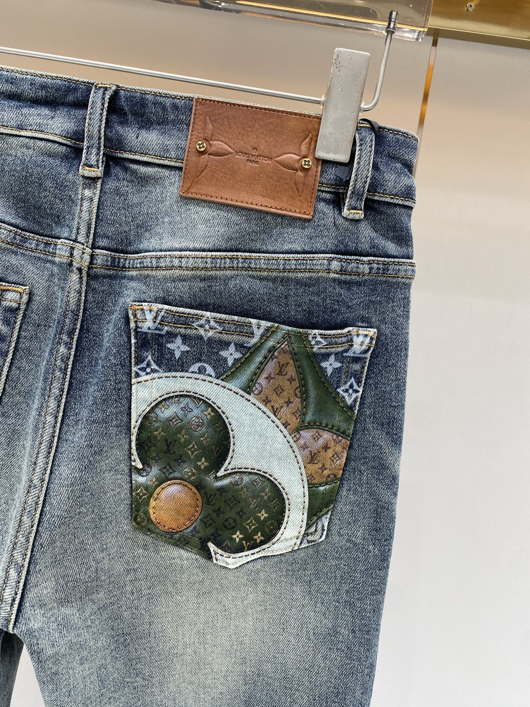 《𝙉𝙚𝙬🖤❤️驴家》2026春款重工水洗休闲牛仔裤，进口原版水洗弹力面料，舒适有弹性，独特设计，版型超正