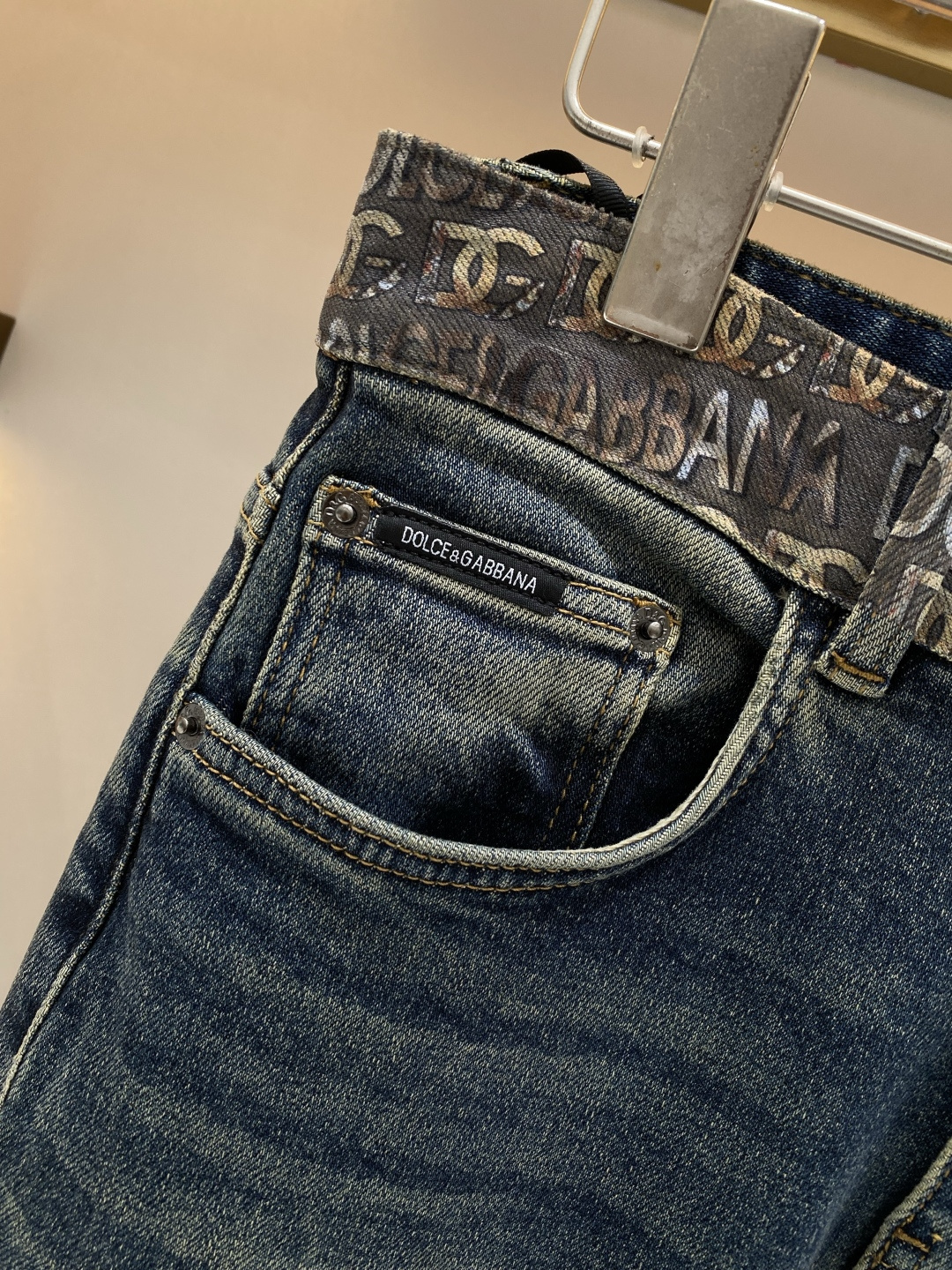 《𝙉𝙚𝙬🖤❤️DG家》2026春款重工水洗休闲牛仔裤，进口原版水洗弹力面料，舒适有弹性，独特设计，版型超
