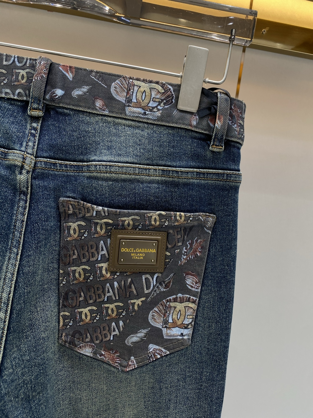 《𝙉𝙚𝙬🖤❤️DG家》2026春款重工水洗休闲牛仔裤，进口原版水洗弹力面料，舒适有弹性，独特设计，版型超