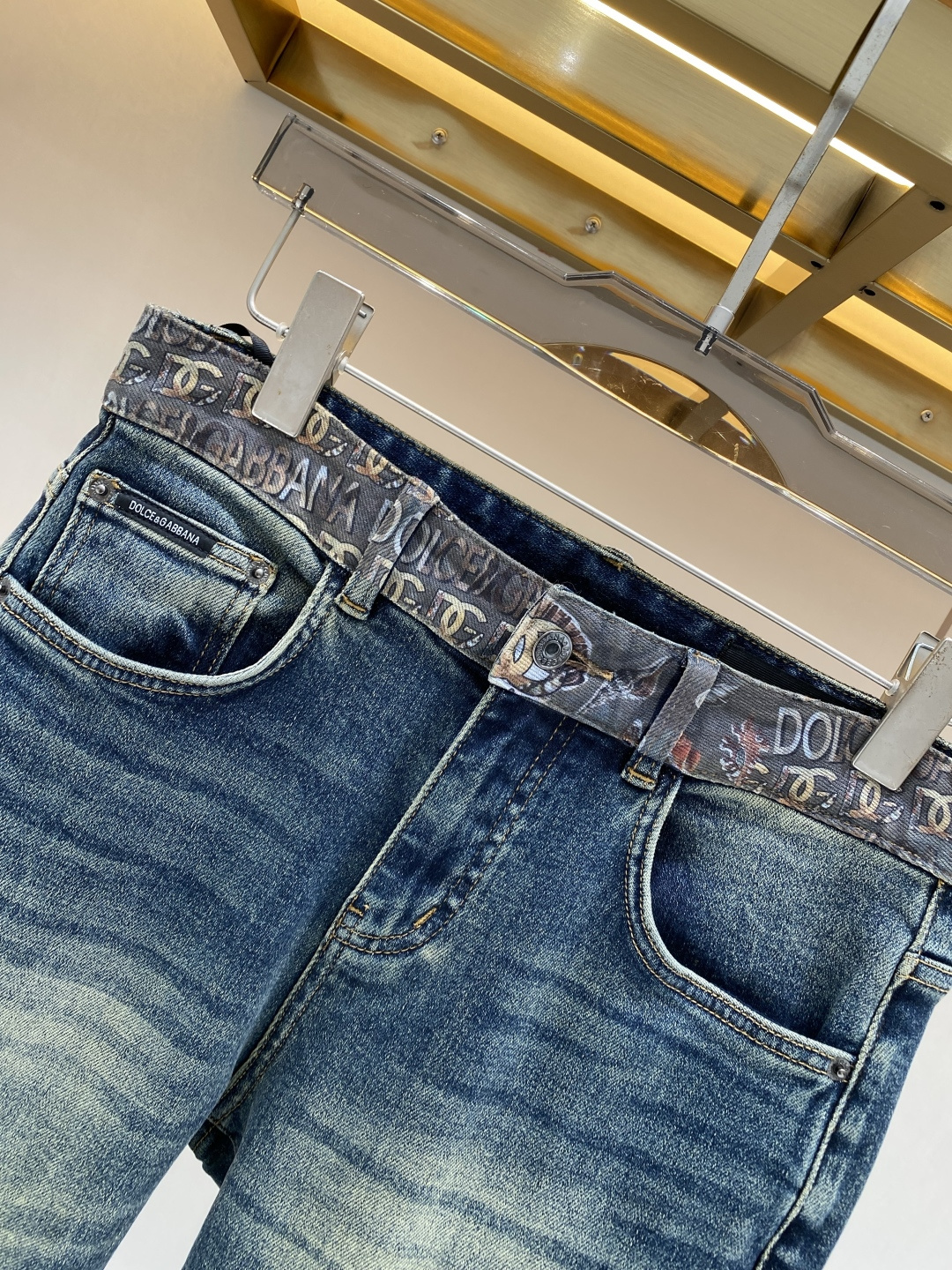 《𝙉𝙚𝙬🖤❤️DG家》2026春款重工水洗休闲牛仔裤，进口原版水洗弹力面料，舒适有弹性，独特设计，版型超